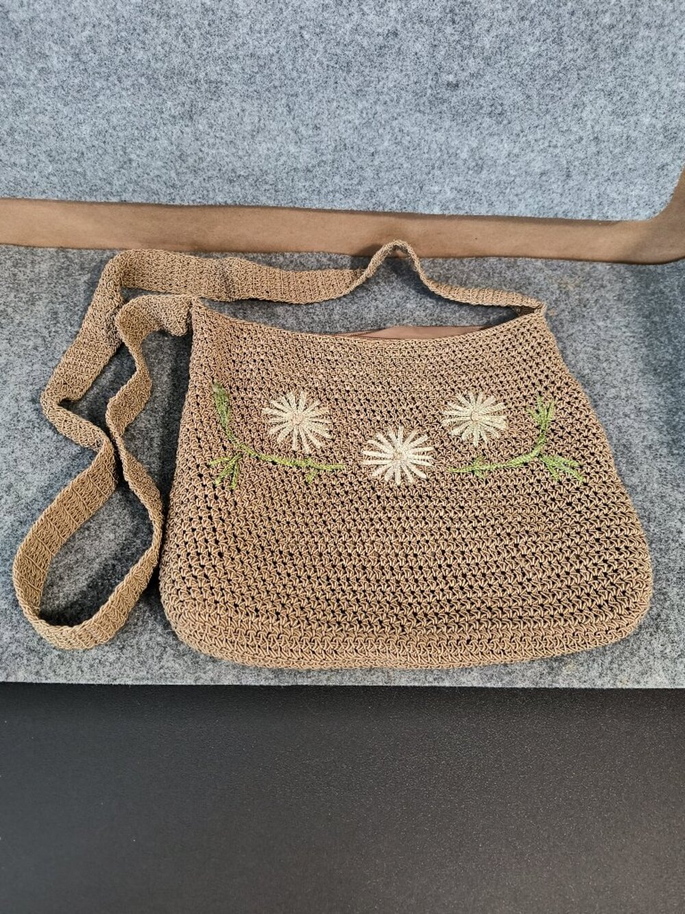 Vintage Woven Tan Shoulder Bag Embroidered Daisy Floral Purse Zip Top Boho